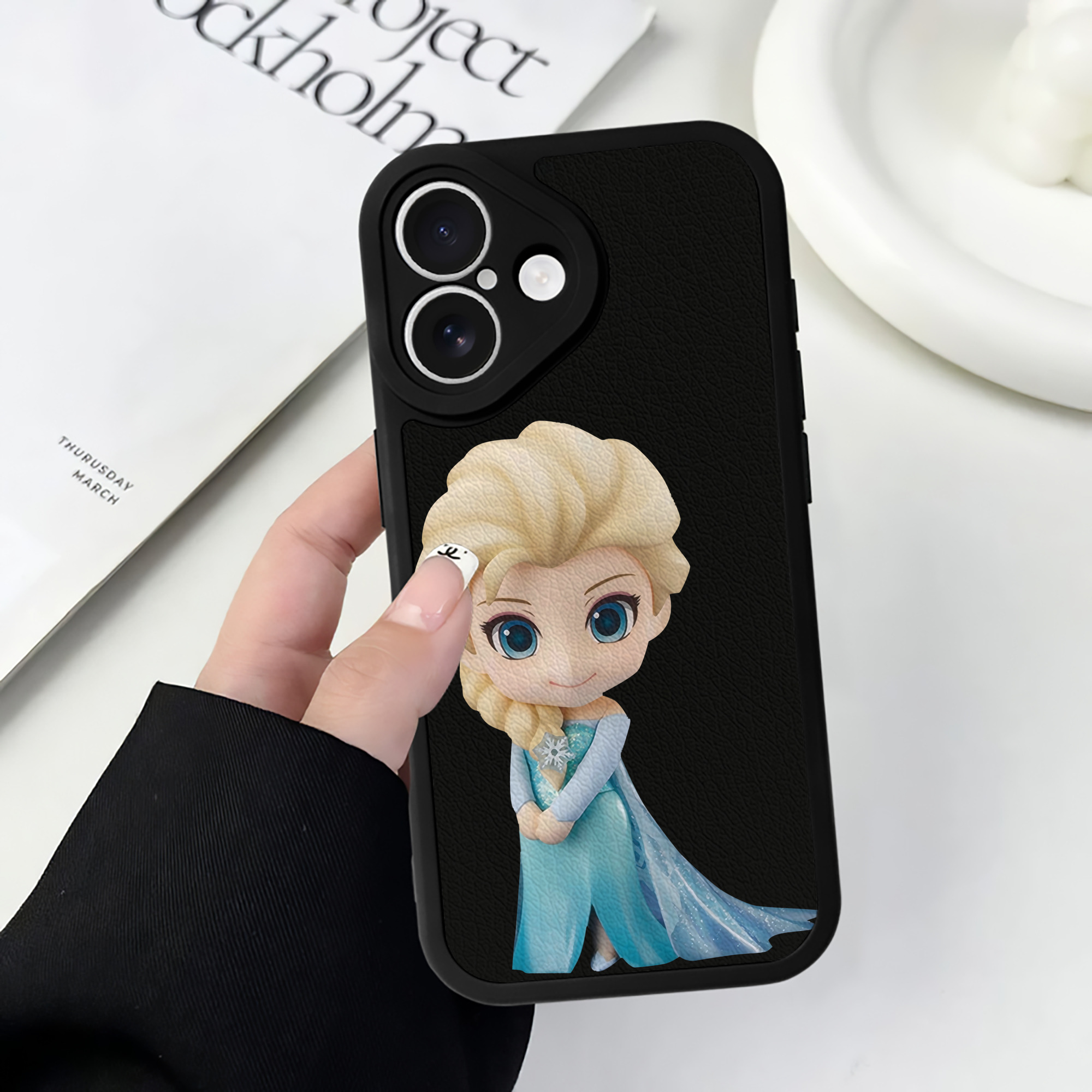 （画像用） アナと雪の女王 アンナ エルサ Frozen Anna Elsa 【iPhone 16シリーズ対応】シリコンスマホケース（レザー調） 材質：シリコン